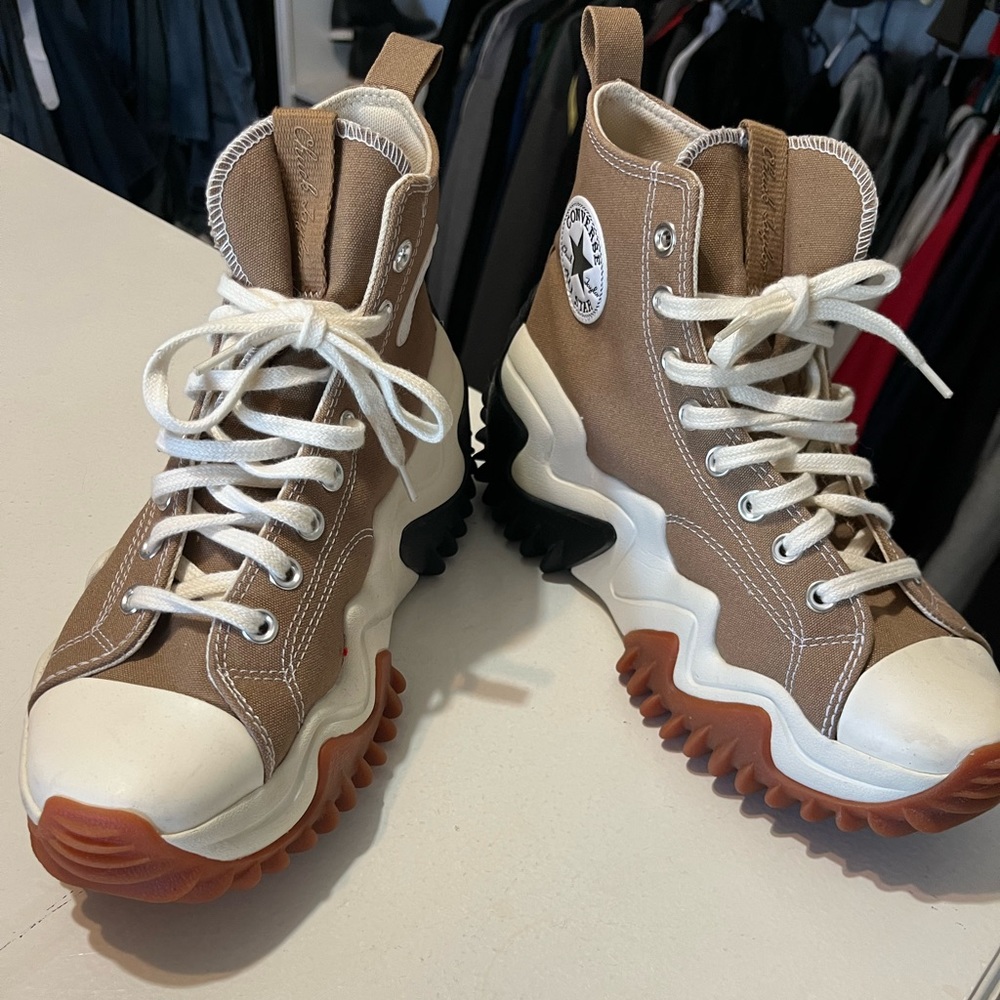 Converse. Men’s size 9 women’s size 10.5